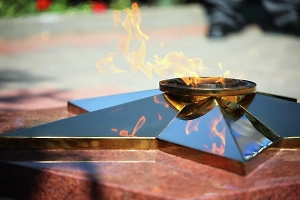 Две школьницы устроили варварский «обед» на Вечном огне