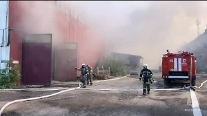 Пожар на фанерном комбинате в Усолье-Сибирском охватил 4000 квадратов