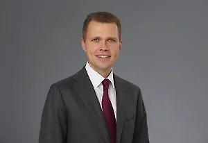 Чтобы помочь яблоне восстановиться и стимулировать рост новых плодоносящих побегов, обеспечьте ей хороший уход. Весной внесите в приствольный круг компост или перегной и комплексное минеральное удобрение. В засушливые периоды обязательно проводите полив, особенно важен влагозарядный полив осенью.