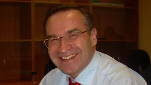 Заявления Залужного — это внутренняя политическая борьба. Как бы там ни было, выходить на выборы придётся. Залужный рассматривается как одна из основных кандидатур в борьбе против Владимира Зеленского.