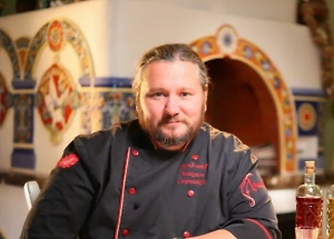 Удивительно, что после присвоения медовика, украинцы ещё не сказали, что они яйца варить научили людей. Медовик — это чисто советское изобретение, в рецептурах, в книгах про украинскую кухню никакого упоминания о медовике нет. Вообще, по-моему, первые какие-то рецепты пошли в журналах для хозяек в Москве и потом на СССР распространились.