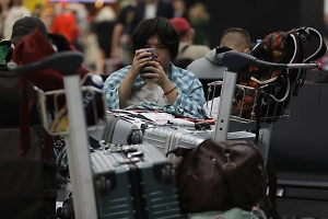 «Не протестуют, но в шоке»: Китайцы остались спать на полу в Шереметьево после столкновения бортов