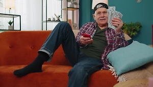 88-летний дедушка из Подмосковья переиграл мошенницу, отдав муляж 3 млн рублей