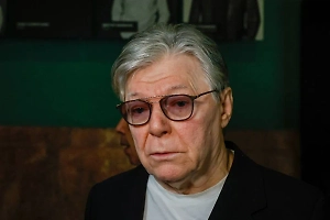 Актёр Александр Збруев заявил, что временно не выходит на сцену
