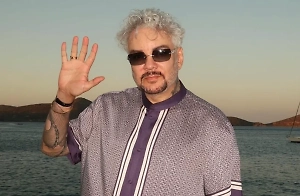 «Хочу, чтобы были все вместе»: Киркоров привёз из Болгарии прах мамы и бабушки