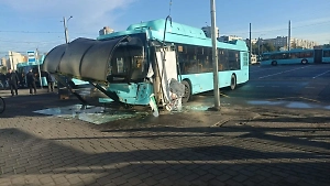 В Петербурге автобус протаранил остановку у метро из-за забывчивого водителя