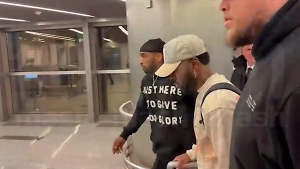 Американская звезда Деруло проигнорировал вопросы после 30 часов полёта до Москвы