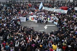 Аргентинцы устроили массовые протесты после пыток и убийства трёх девушек