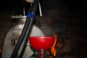 Нарколог объяснил, что движет людьми, которые травятся самогоном, морилкой и стеклоочистителем