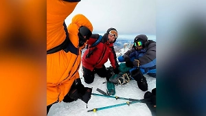 Трое альпинистов выжили на Эльбрусе, несмотря на травму товарища и штормовой ветер