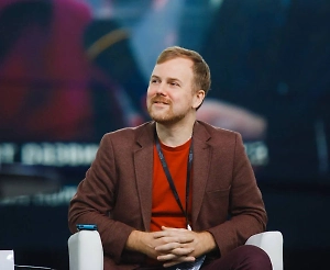 В мире существуют немногие группы, способные решать задачу продления жизни до 120 лет. Мы хорошо знакомы с этой отраслью, обсуждали будущее на диалогах и симпозиумах. Например, у меня была беседа в Национальном центре России в рамках подготовки к симпозиуму. Также я выступал на Росатомной неделе 25-го числа, где обсуждали вечную молодость, кибернизацию и проекты, связанные с этим.