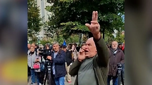 «Иди домой!»: Орущий проукраинский активист получил сумкой по голове на митинге в Кишинёве