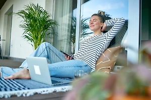 Без права на отдых: Россияне высказались об общении с коллегами по работе во время отпуска