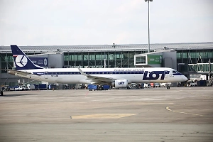 Главный аэропорт Польши закрыли на две ночи по неизвестным причинам