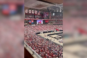 На прощание с убитым активистом Чарли Кирком в Аризоне пришли сотни тысяч человек