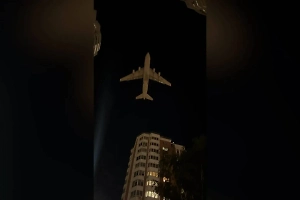 Едва не задел крыши высоток: Низколетящий самолёт напугал жителей Новой Москвы