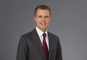 Главная причина — выпревание. Это гораздо более частая причина гибели растений зимой, чем вымерзание. Укрывая растение слишком рано (когда ещё возможны потепления и дожди), вы создаёте под укрывным материалом тёплую и влажную среду, идеальную для развития грибковых заболеваний и гнилей. Растение, не ушедшее полностью в состояние покоя, продолжает дышать, и в таких условиях его ткани просто сгнивают.