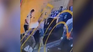 Аккумулятор моноколеса взорвался у пассажирки в аэропорту Домодедово и попал на видео