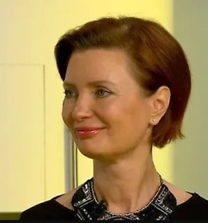 Лучше подождать примерно 30–60 минут после пробуждения и позавтракать, чтобы снизить нагрузку на желудок и сделать эффект кофе более мягким и полезным. Альтернативой может быть негустой чай или тёплая вода с лимоном. Если у вас есть проблемы с ЖКТ или гормональным фоном, от кофе натощак лучше отказаться вовсе.