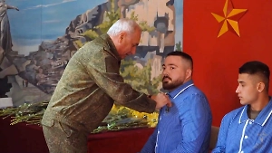 Горемыкин вручил награды бойцам СВО и медработникам в госпитале в Волгограде