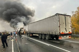 Три фуры и газель столкнулись в смертельном огненном ДТП под Новосибирском