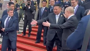 Путин прокатил Ким Чен Ына на «аурусе» к месту переговоров в Пекине