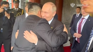 Путин проводил Ким Чен Ына до автомобиля после завершения переговоров в Пекине