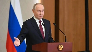 «Пусть приезжает в Москву»: Путин ответил на вопрос Life.ru о встрече с Зеленским