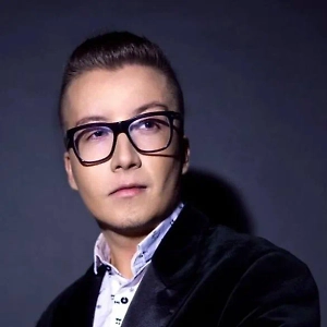 Вокруг него всегда были, есть и, скорее всего, будут молодые девушки и актрисы, которые стремятся использовать его известность и связи для собственного продвижения. Зная Мишу, могу сказать, что у него есть определённые вкусы и предпочтения в женщинах, и он как мужчина и как актёр умеет использовать эти отношения в своих целях.