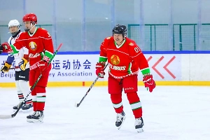 «Бросок мощный»: Американский хоккеист «Трактора» оценил спортивные навыки Лукашенко