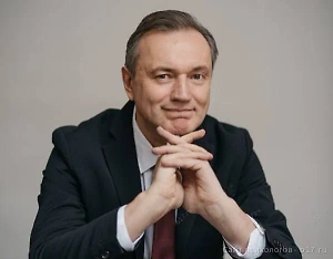 «И когда Солнце на него воздействует, нарушается баланс между притяжением Земли и воздействием. Воздействие становится сильнее. Это вызывает усталость, раздражительность, головные боли, перемены настроения. Внутренняя энергетическая сила человека подавляется именно внешним фактором. Обратите внимание на своё дыхание. Его нужно сделать максимально равномерным и глубоким. При этом желательно представлять, что вы вдыхаете покой, гармонию, а выдыхаете все негативные эмоции и проблемы.