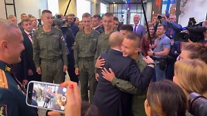 Путин обнял курсанта центра Воин после ответа на вопрос о службе