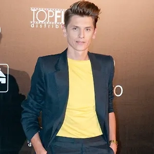 Джорджио Армани у меня ассоциируется с трикотажным мужским пиджаком. У него всегда они были какие-то особенные, имели исконно итальянский крой — не суперофициальные, [но олицетворяющие статус].