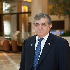 Мерц одержим идеей реванша за поражение нацистской Германии, именно поэтому он позволяет себе различные высказывания в сторону российского руководства. Там дух реваншизма очень силён. Мы когда-то думали, что вот этот нацизм мы уничтожили в Германии. Оказывается, нет, они проросли.