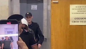 Аглаю Тарасову доставили в суд – видео Life.ru