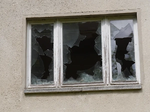 Украинская «Баба-яга» атаковала посёлок под Брянском, повреждены два дома и 20 машин