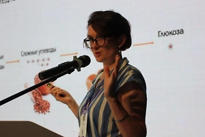 Главная опасность — токсин бактерии Clostridium botulinum. Он образуется в анаэробных условиях, то есть при отсутствии кислорода, например в герметично закатанных банках. На производстве консервы проходят строгий контроль: стерилизация при высокой температуре и точное соблюдение пропорций соли, кислоты и других компонентов, чтобы предотвратить развитие бактерий и образование токсина. Дома добиться таких условий сложно.