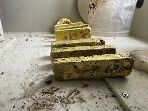 Водитель грузовика пытался вывезти из РФ в тайнике золота на 267 млн рублей