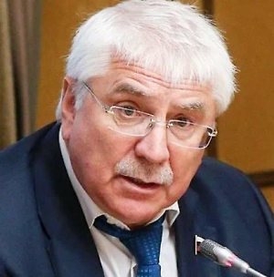 Наш президент верно отметил, что самое подходящее место – Москва. Потому что на сегодняшний день все другие места, которые будут предлагать Зеленскому, — это только для пиара. Давайте встретимся завтра в Ватикане. Ну давайте. И что? О чём говорить, когда встреча неподготовленная? На неподготовленную встречу он приехал в феврале в Вашингтон. И мы видим, что из этого вышло.