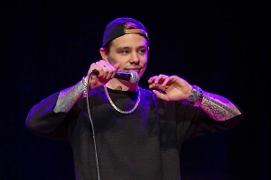 «Кого ты закроешь?» Стендапер Орлов защитил двух девушек от пьяного сталкера в Москве