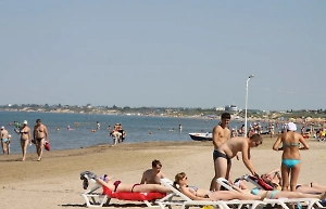 Берег в Чёрном море покрылся зелёной жижей