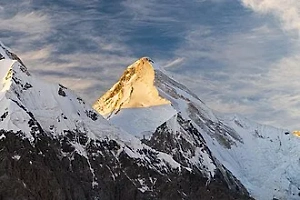 Стилист-парикмахер лишилась работы после похода на пик Хан-Тенгри, ей ампутируют палец
