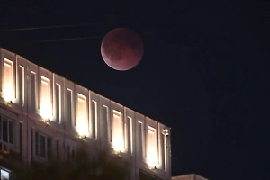 Life.ru публикует фото Кровавой Луны над Москвой