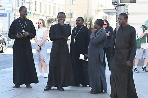 «Мы русские, с нами Бог!» Семинаристы из Африки восхищены крестным ходом в Москве