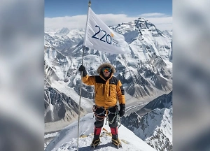 Новосибирский учитель установил флаг своей школы на Эвересте