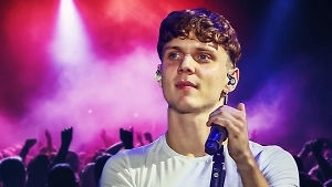 Почему все без ума от Вани Дмитриенко? Как пацан из Красноярска с «Золотым граммофоном» рвёт чарты
