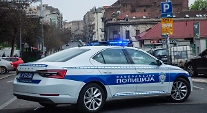 В городе Косьерич в Сербии на акции протеста пострадали трое полицейских