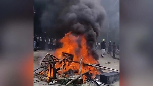 Сотни российских туристов не могут выбраться из охваченного беспорядками Непала