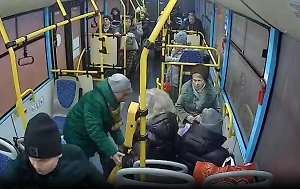 В Петербурге пенсионерка упала в автобусе и отсудила у перевозчика полмиллиона 