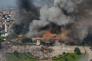 Протестующие в Непале подожгли здание парламента во время массовых беспорядков